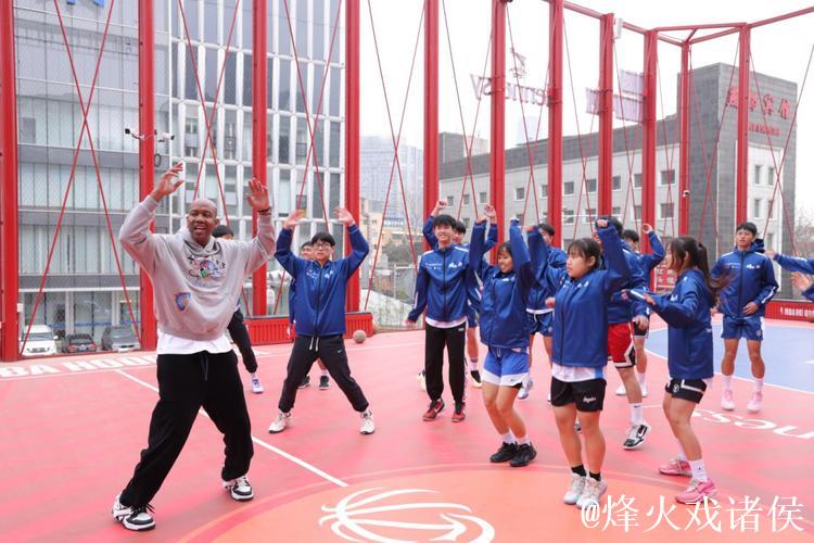 香港屋邨篮球青年访京 名宿马布里现场暖心指导 香港屋邨篮球青年访京 名宿马布里现场暖心指导