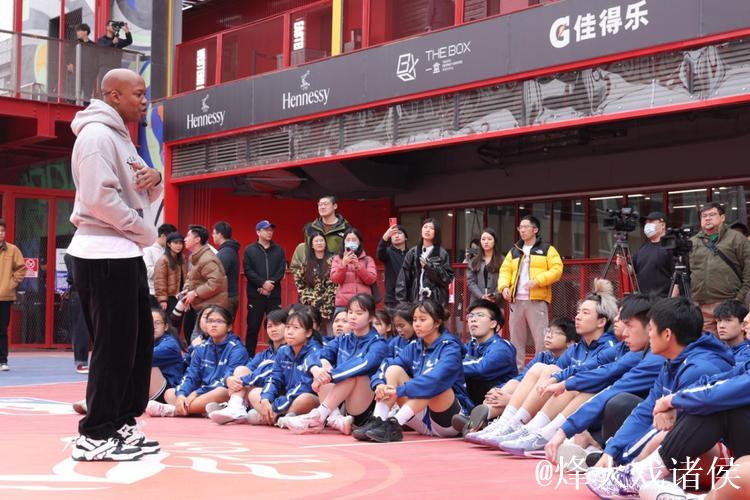 香港屋邨篮球青年访京 名宿马布里现场暖心指导 香港屋邨篮球青年访京 名宿马布里现场暖心指导